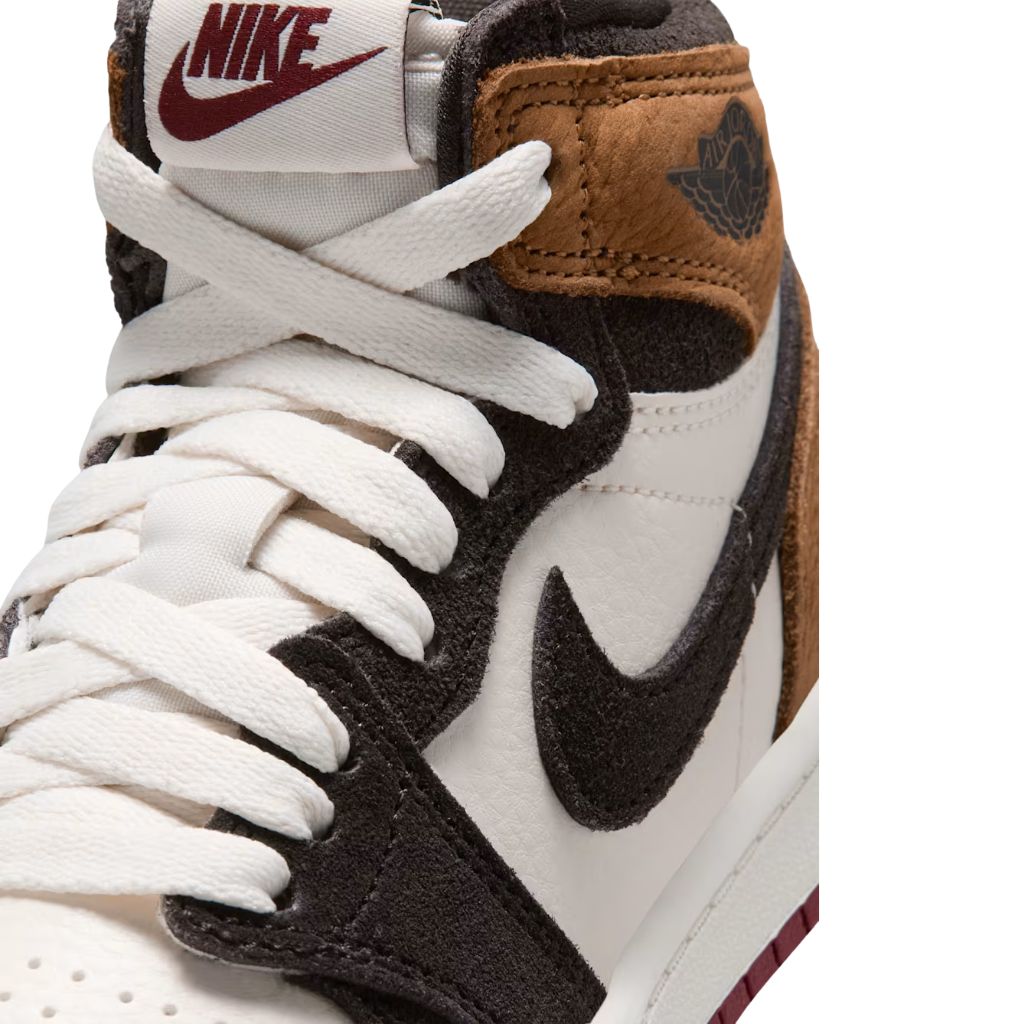 Sneakers Nike Air Jordan 1 High PS in bianco, marrone e nero con suola rossa