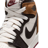 Sneakers Nike Air Jordan 1 High PS in bianco, marrone e nero con suola rossa