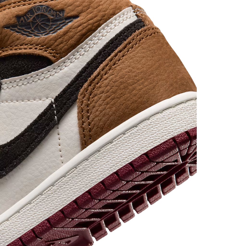 Sneakers Nike Air Jordan 1 High PS in bianco, marrone e nero con suola rossa