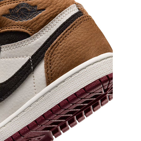Sneakers Nike Air Jordan 1 High PS in bianco, marrone e nero con suola rossa