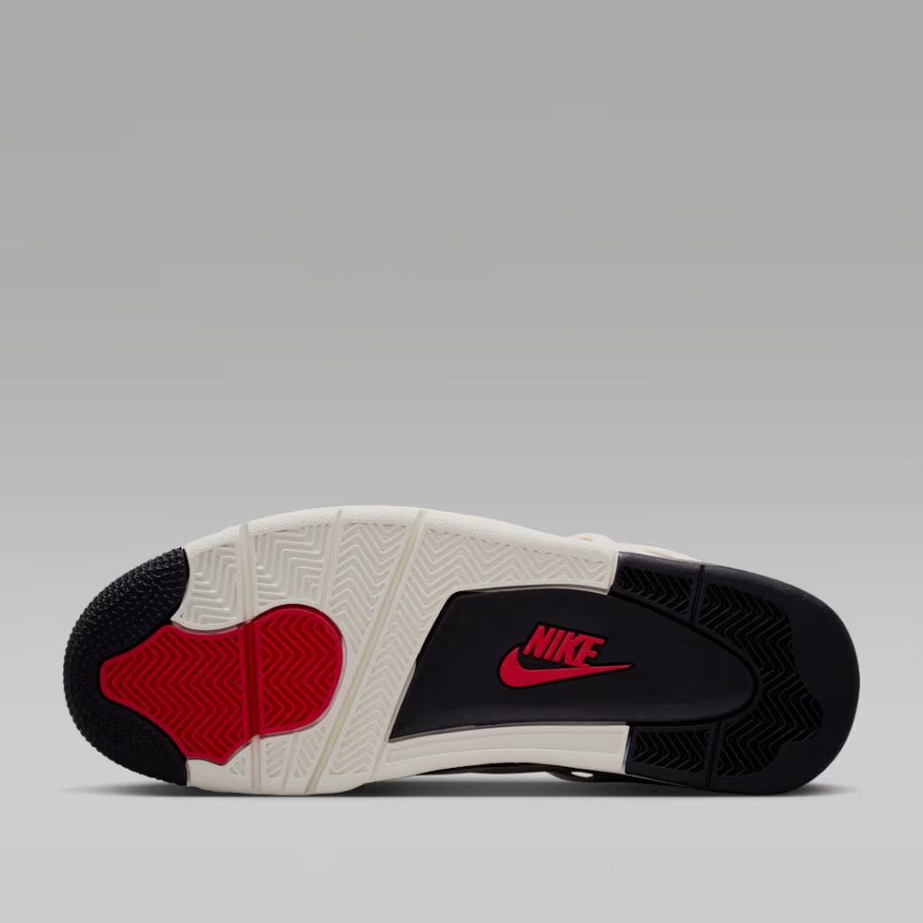Air Jordan 4 sneaker bianca con dettagli neri e rossi