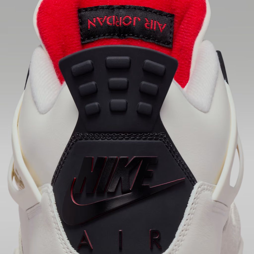 Air Jordan 4 sneaker bianca con dettagli neri e rossi