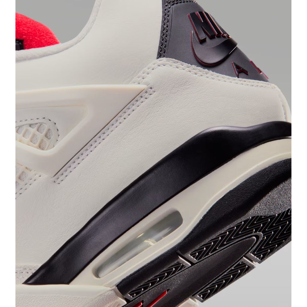 Air Jordan 4 sneaker bianca con dettagli neri e rossi