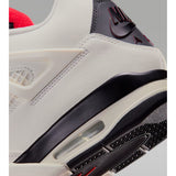 Air Jordan 4 sneaker bianca con dettagli neri e rossi