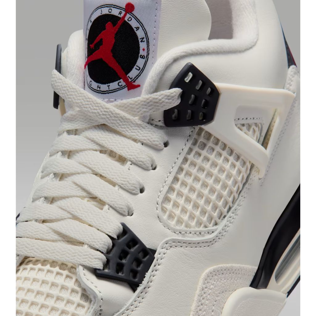Air Jordan 4 sneaker bianca con dettagli neri e rossi