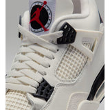 Air Jordan 4 sneaker bianca con dettagli neri e rossi