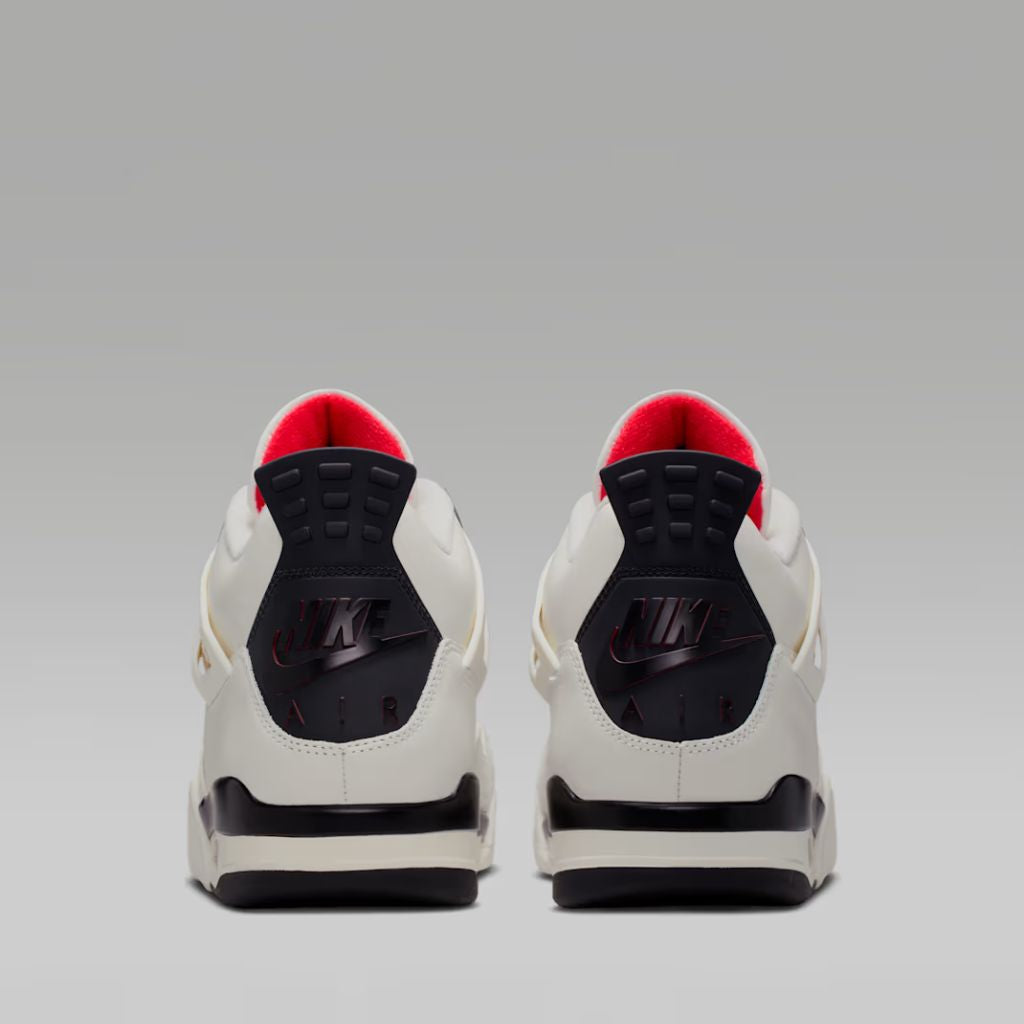 Air Jordan 4 sneaker bianca con dettagli neri e rossi