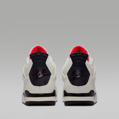 Air Jordan 4 sneaker bianca con dettagli neri e rossi