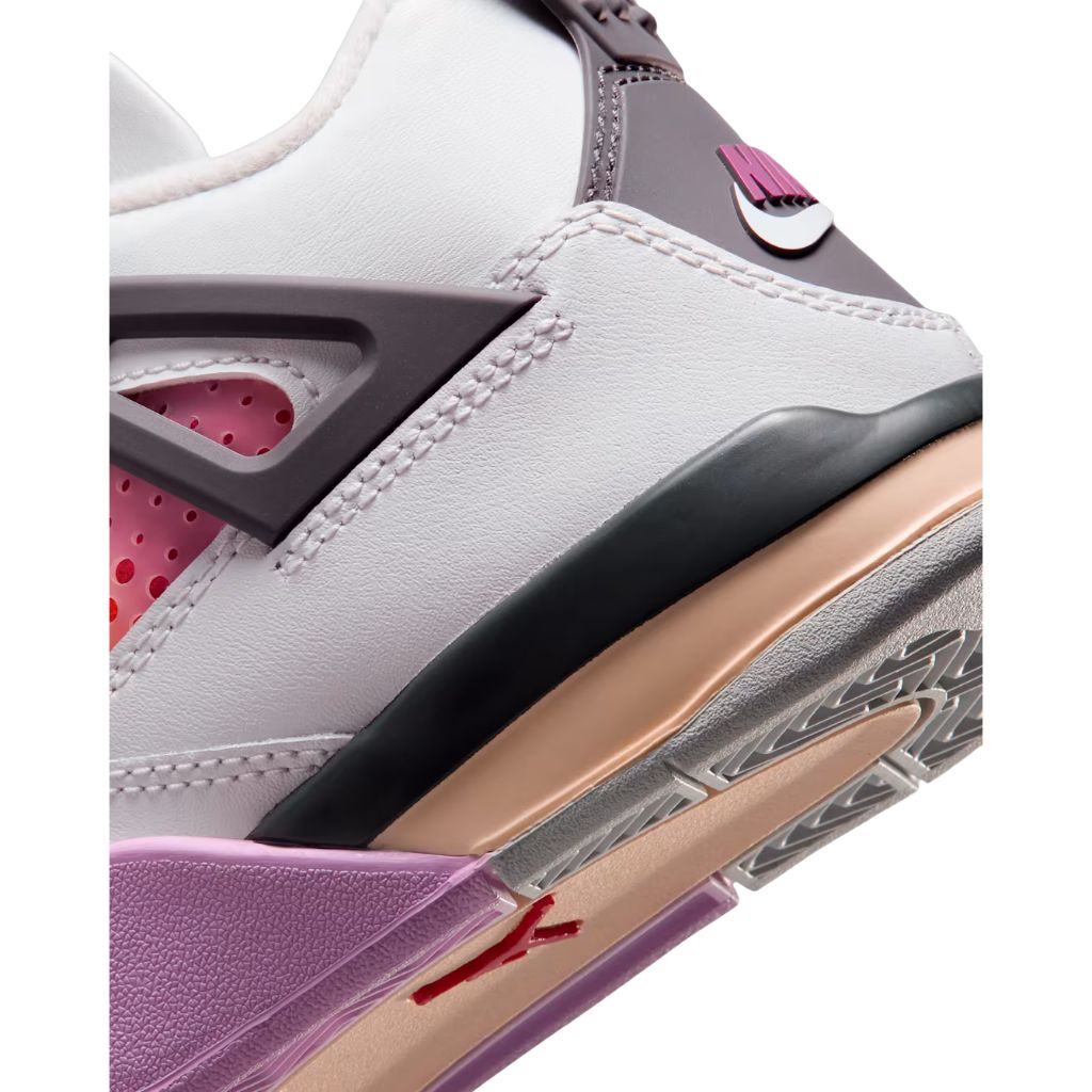 Sneakers Nike Air Jordan 4 PS bianche con dettagli rosa e rossi e suola lilla