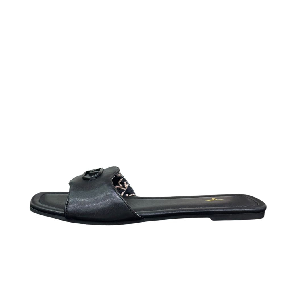 Ciabattine flat Marc Ellis ecopelle nera, placca logo nera opaca, plantare nero con logo oro.