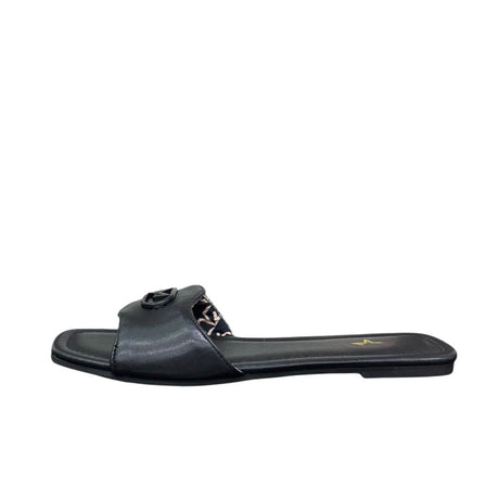 Ciabattine flat Marc Ellis ecopelle nera, placca logo nera opaca, plantare nero con logo oro.