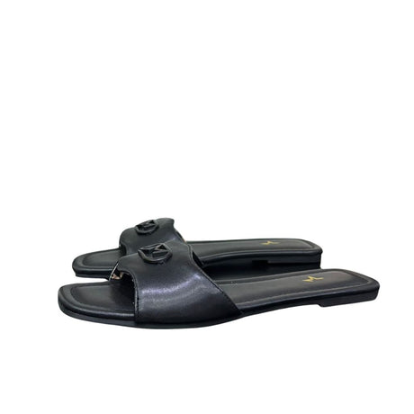 Ciabattine flat Marc Ellis ecopelle nera, placca logo nera opaca, plantare nero con logo oro.