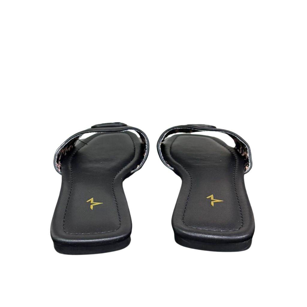 Ciabattine flat Marc Ellis ecopelle nera, placca logo nera opaca, plantare nero con logo oro.