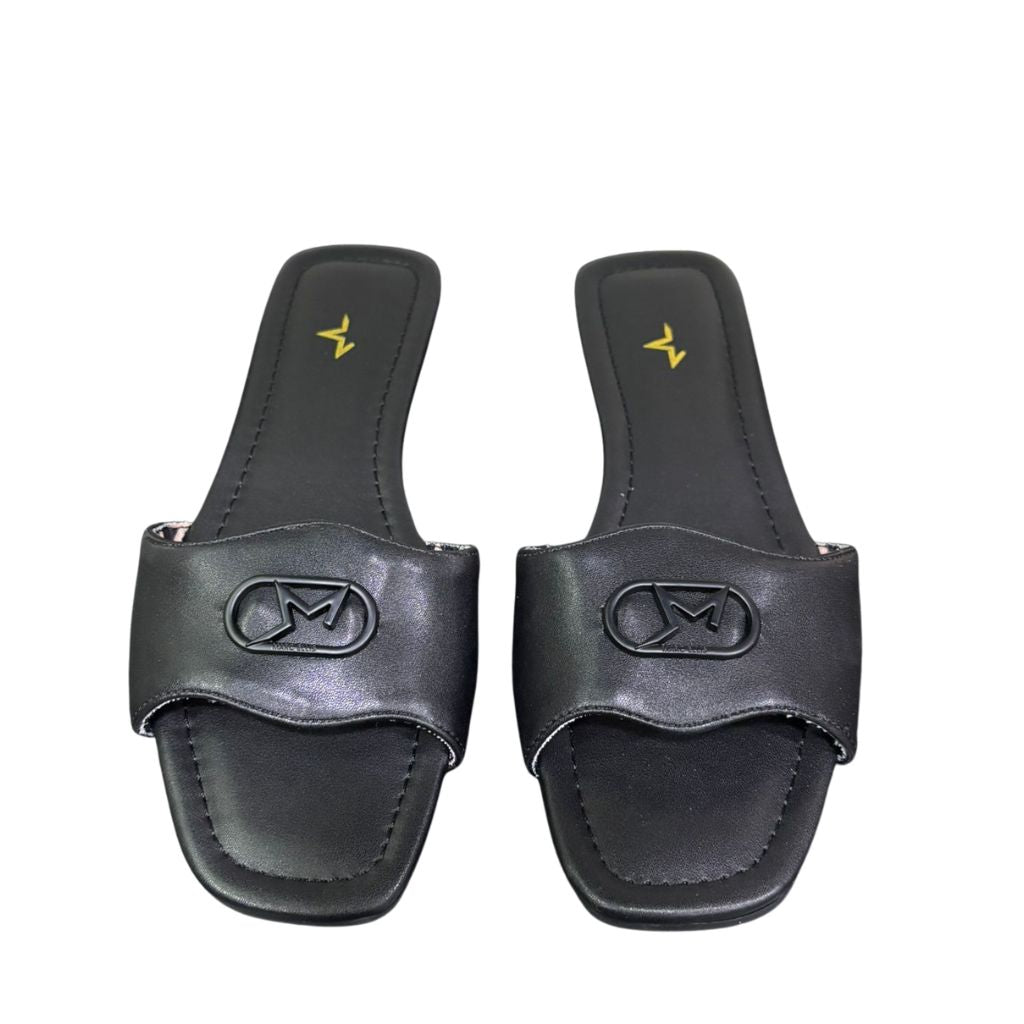 Ciabattine flat Marc Ellis ecopelle nera, placca logo nera opaca, plantare nero con logo oro.