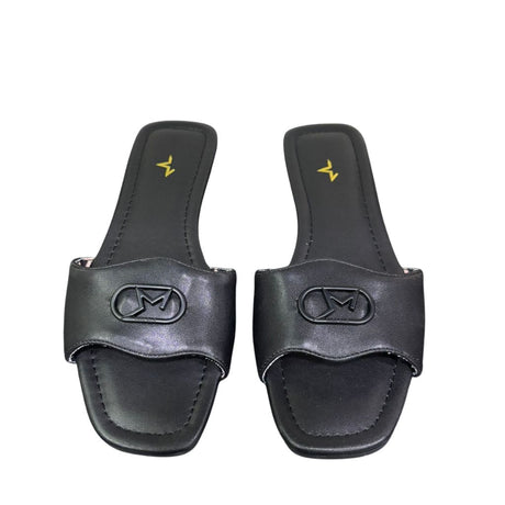 Ciabattine flat Marc Ellis ecopelle nera, placca logo nera opaca, plantare nero con logo oro.