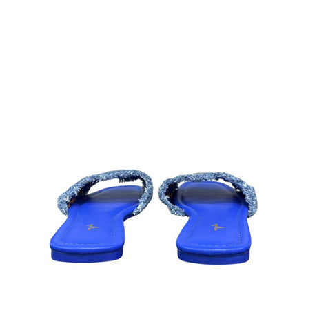 Ciabattine flat Marc Ellis denim azzurro frangé, placca logo argentata, plantare ecopelle blu elettrico.