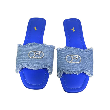 Ciabattine flat Marc Ellis denim azzurro frangé, placca logo argentata, plantare ecopelle blu elettrico.