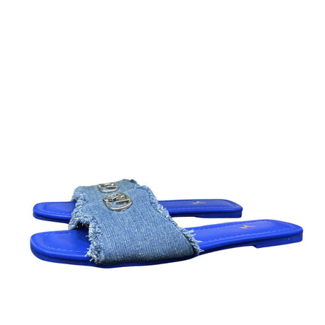 Ciabattine flat Marc Ellis denim azzurro frangé, placca logo argentata, plantare ecopelle blu elettrico.