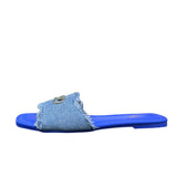 Ciabattine flat Marc Ellis denim azzurro frangé, placca logo argentata, plantare ecopelle blu elettrico.