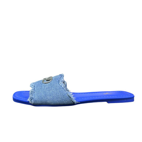 Ciabattine flat Marc Ellis denim azzurro frangé, placca logo argentata, plantare ecopelle blu elettrico.