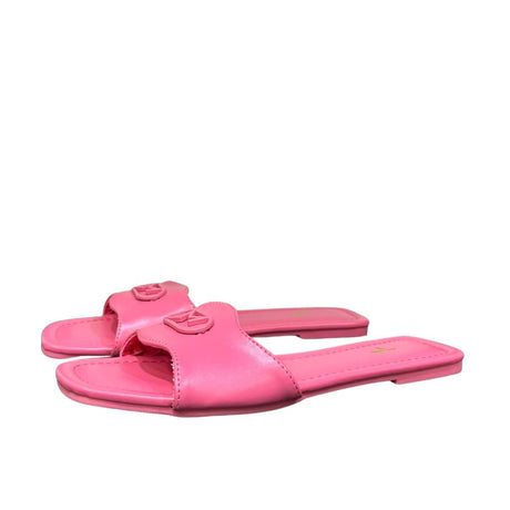 Ciabattine flat Marc Ellis ecopelle rosa fucsia, placca logo tono su tono, plantare rosa con logo oro.