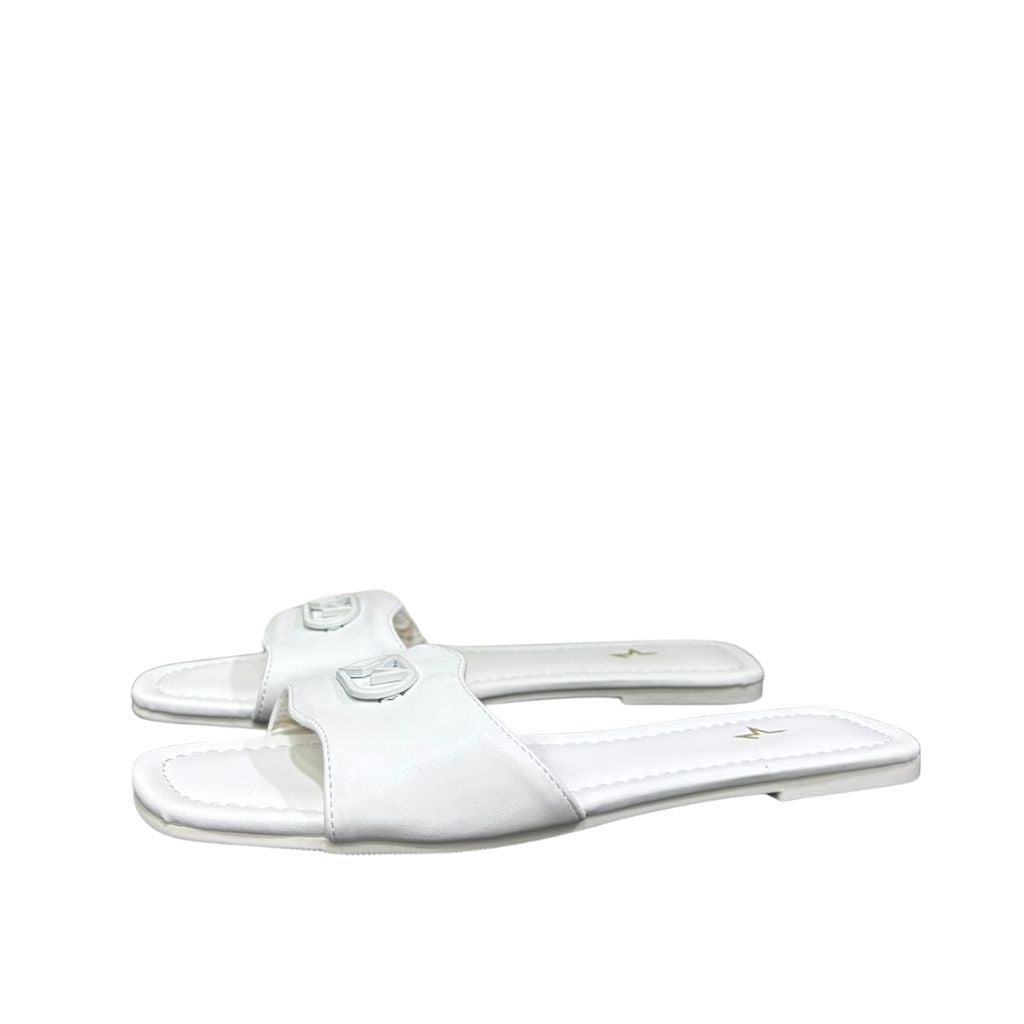 Ciabattine flat Marc Ellis ecopelle bianca, placca logo bianca tono su tono, plantare bianco con logo oro.