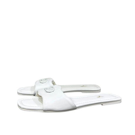 Ciabattine flat Marc Ellis ecopelle bianca, placca logo bianca tono su tono, plantare bianco con logo oro.