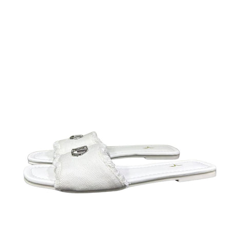 Ciabattine flat Marc Ellis denim bianco frangé, placca logo argentata, plantare ecopelle bianca.