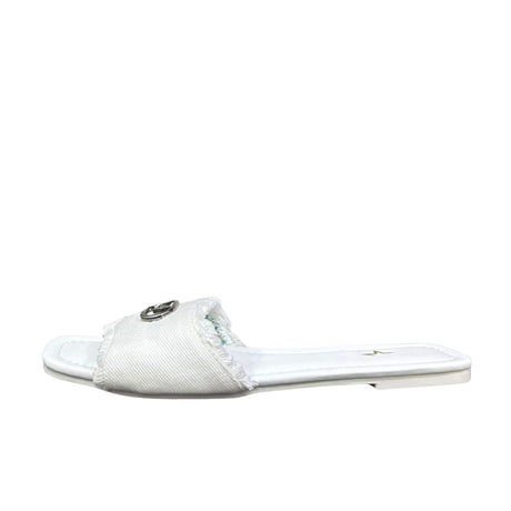 Ciabattine flat Marc Ellis denim bianco frangé, placca logo argentata, plantare ecopelle bianca.