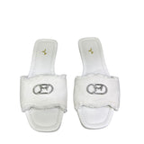 Ciabattine flat Marc Ellis denim bianco frangé, placca logo argentata, plantare ecopelle bianca.