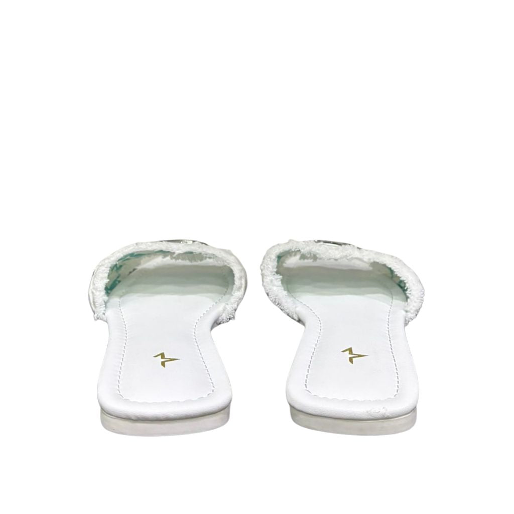 Ciabattine flat Marc Ellis denim bianco frangé, placca logo argentata, plantare ecopelle bianca.