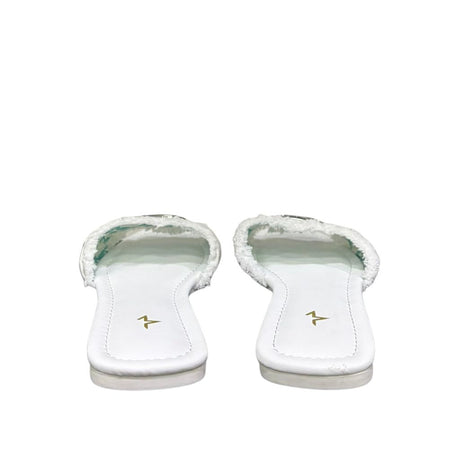 Ciabattine flat Marc Ellis denim bianco frangé, placca logo argentata, plantare ecopelle bianca.