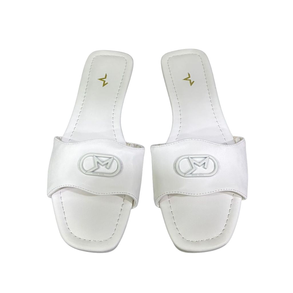 Ciabattine flat Marc Ellis ecopelle bianca, placca logo bianca tono su tono, plantare bianco con logo oro.