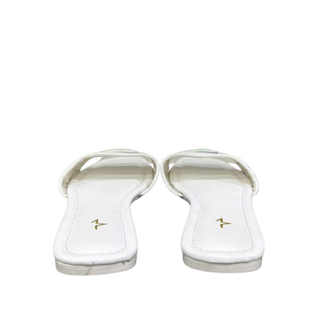 Ciabattine flat Marc Ellis ecopelle bianca, placca logo bianca tono su tono, plantare bianco con logo oro.