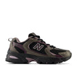 New Balance 530 sneaker nera con dettagli prugna e rosa