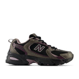 New Balance 530 sneaker nera con dettagli prugna e rosa