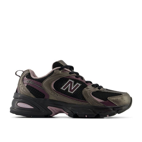 New Balance 530 sneaker nera con dettagli prugna e rosa