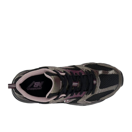 New Balance 530 sneaker nera con dettagli prugna e rosa