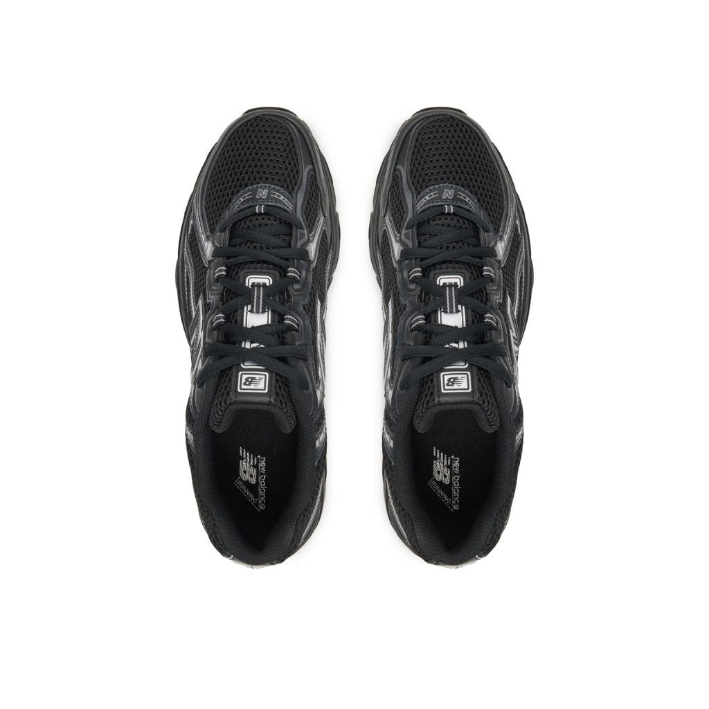 Sneaker New Balance 740 total black, dettagli silver, suola ABZORB.