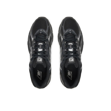 Sneaker New Balance 740 total black, dettagli silver, suola ABZORB.
