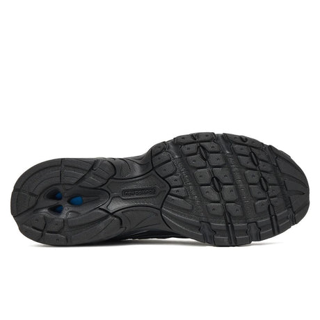 Sneaker New Balance 740 total black, dettagli silver, suola ABZORB.