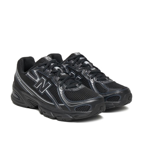 Sneaker New Balance 740 total black, dettagli silver, suola ABZORB.