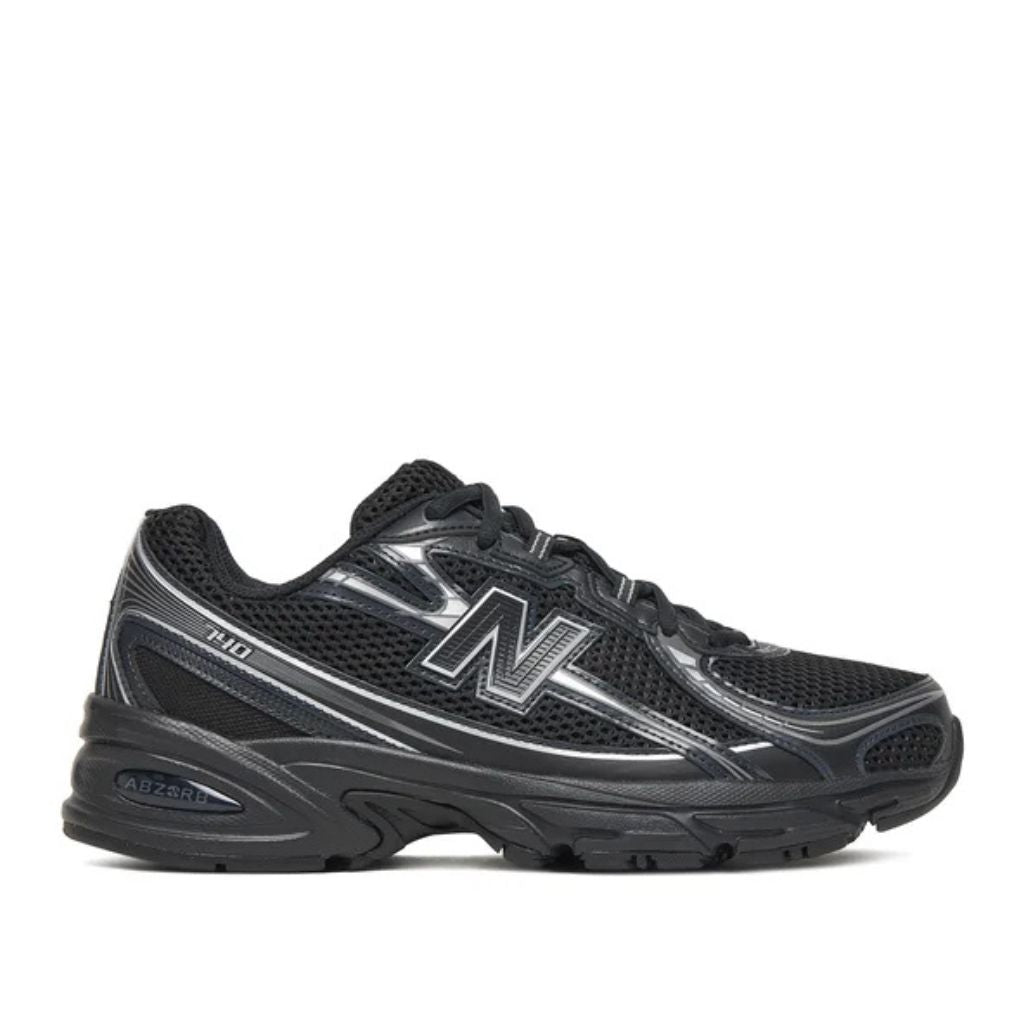 Sneaker New Balance 740 total black, dettagli silver, suola ABZORB.