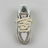 Sneaker New Balance 9060 beige camoscio con laccio a treccia corda naturale e passante dorato