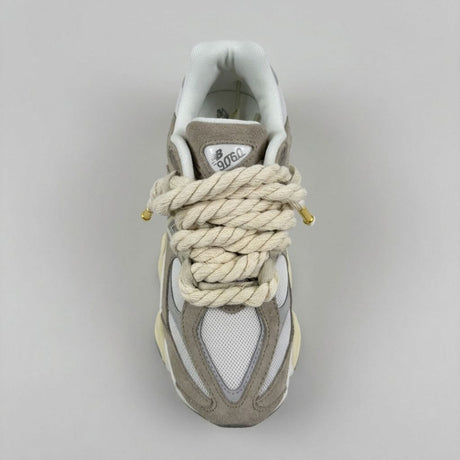 Sneaker New Balance 9060 beige camoscio con laccio a treccia corda naturale e passante dorato