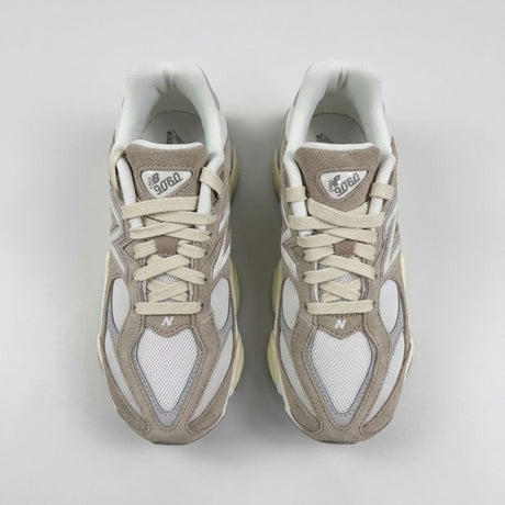 Sneaker New Balance 9060 beige bianco in camoscio con intersuola chunky ABZORB e logo N laterale