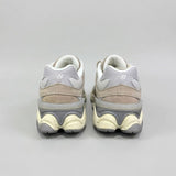 Sneaker New Balance 9060 beige bianco in camoscio con intersuola chunky ABZORB e logo N laterale