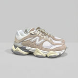 Sneaker New Balance 9060 beige bianco in camoscio con intersuola chunky ABZORB e logo N laterale