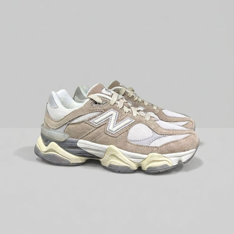 Sneaker New Balance 9060 beige bianco in camoscio con intersuola chunky ABZORB e logo N laterale
