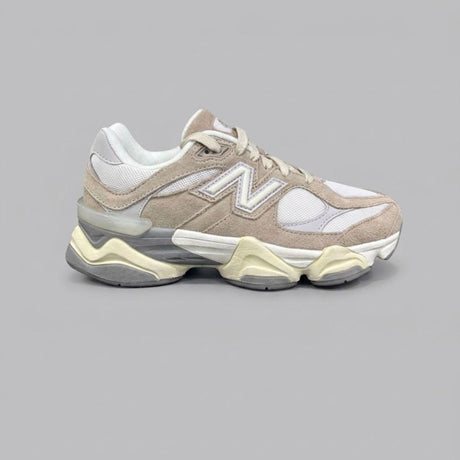 Sneaker New Balance 9060 beige bianco in camoscio con intersuola chunky ABZORB e logo N laterale